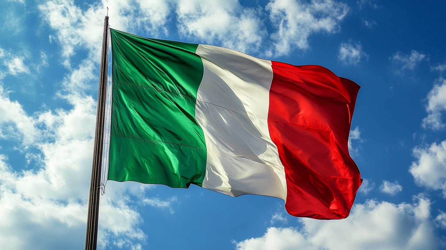 Drapeau italien flottant au vent – symbole de l'Italie et de son héritage culturel.