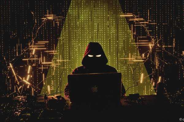 Hacker encapuchonné devant un ordinateur – Illustration de la cybersécurité et des menaces numériques