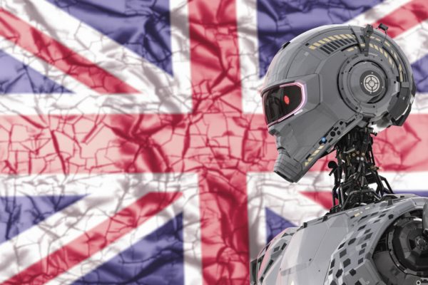 Robot futuriste devant un drapeau britannique craquelé – Illustration de l’IA et de l’avenir technologique au Royaume-Uni